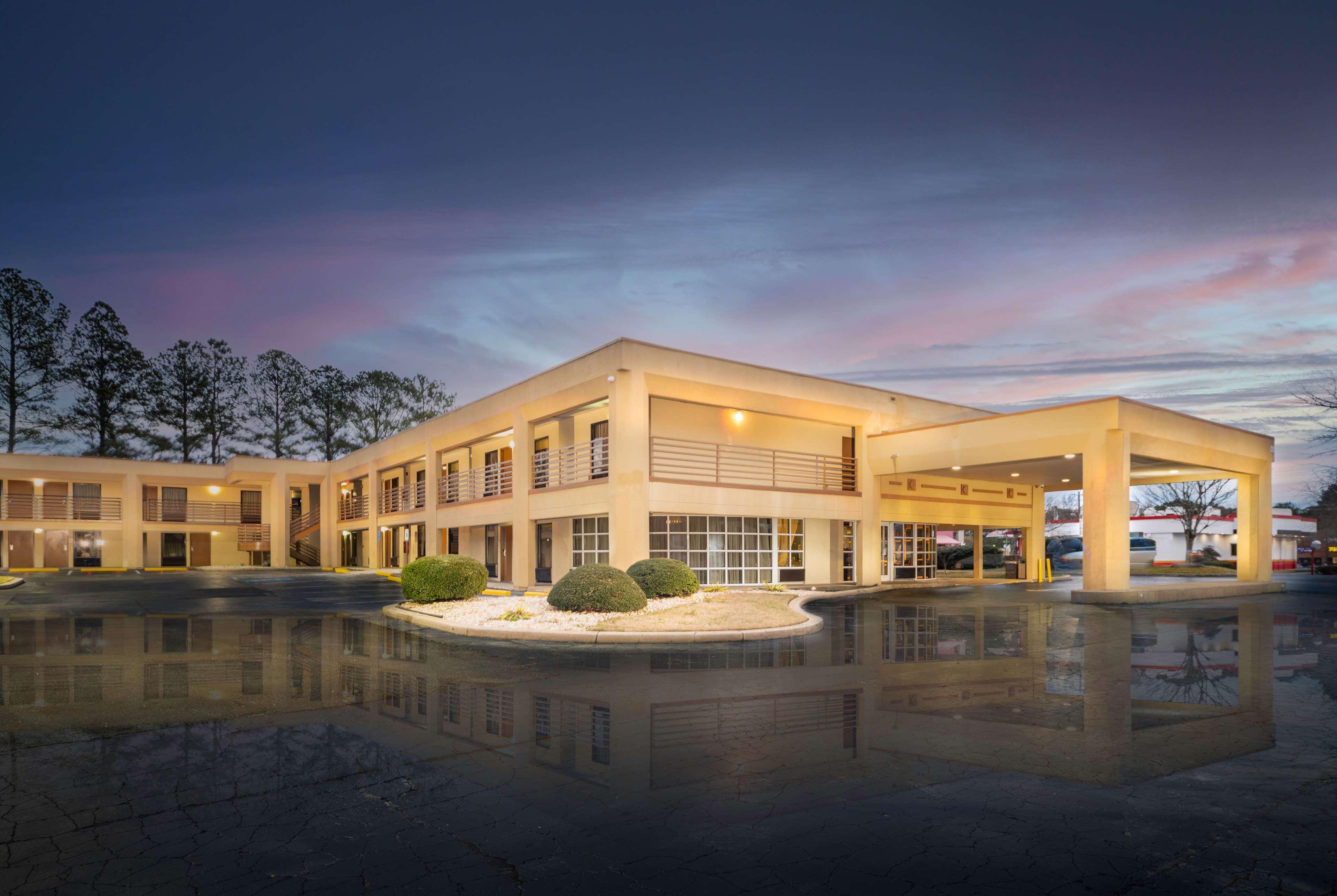 Days Inn By Wyndham Atlanta Stone Mountain Exterior photo